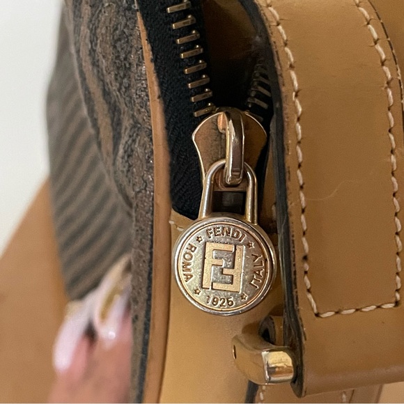 Vintage fendi penguin stripe camera crossbody bag - authenticated - Picture 8 of 11